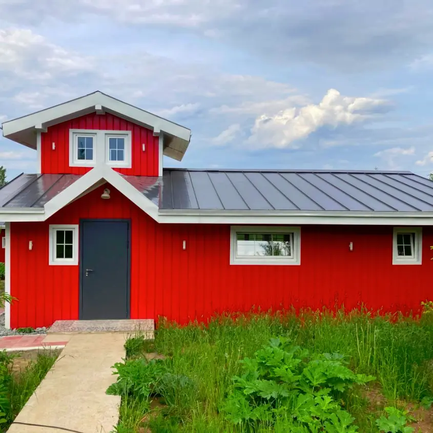 Фото 6 МеталлоСайдинг Евро-Брус под брус RAL3020 Красный вертикальный монтаж на фасаде