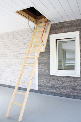 Чердачная лестница Деке Премиум в интерьере фото 2